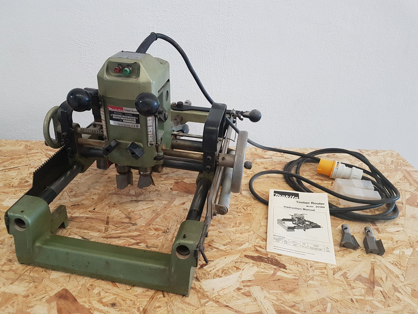 Makita 2516 Zimmerei Abplattfräser, Schwalben