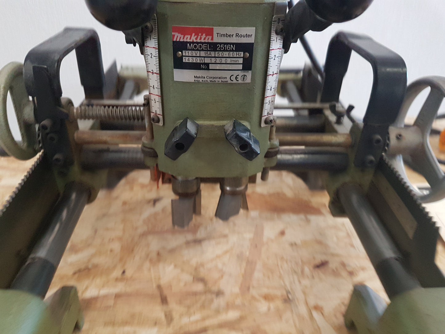 Makita 2516 Zimmerei Abplattfräser, Schwalben